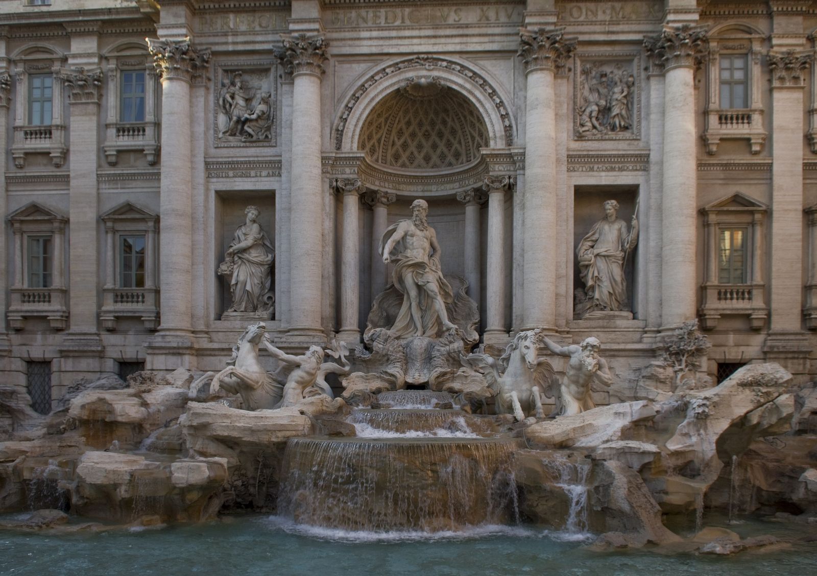 Der Trevi-Brunnen in Rom bei Tageslicht, heller Travertin und türkisfarbenes Becken